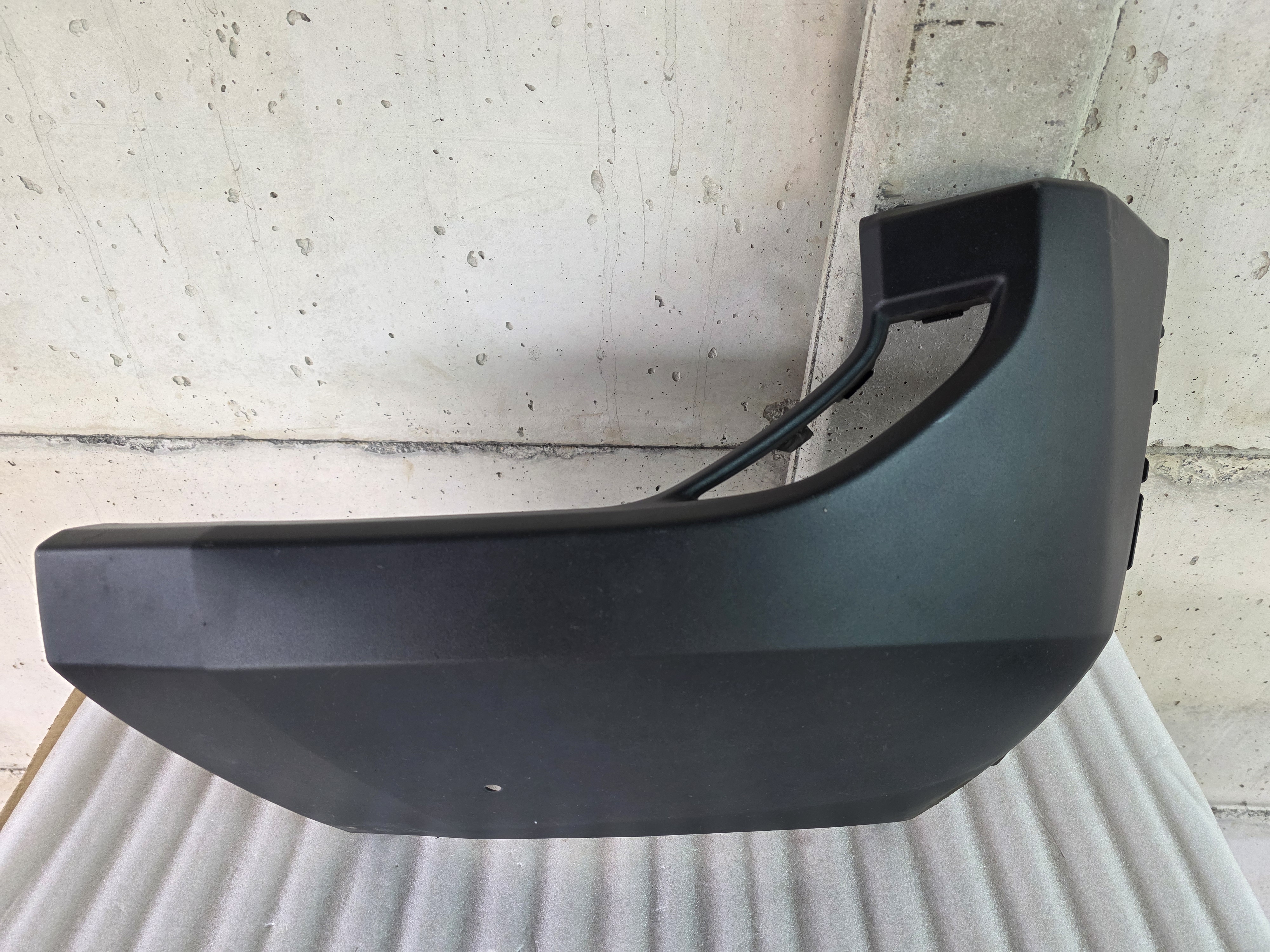 ESQUINA DE BUMPER TOYOTA LAND CRUISER PRADO