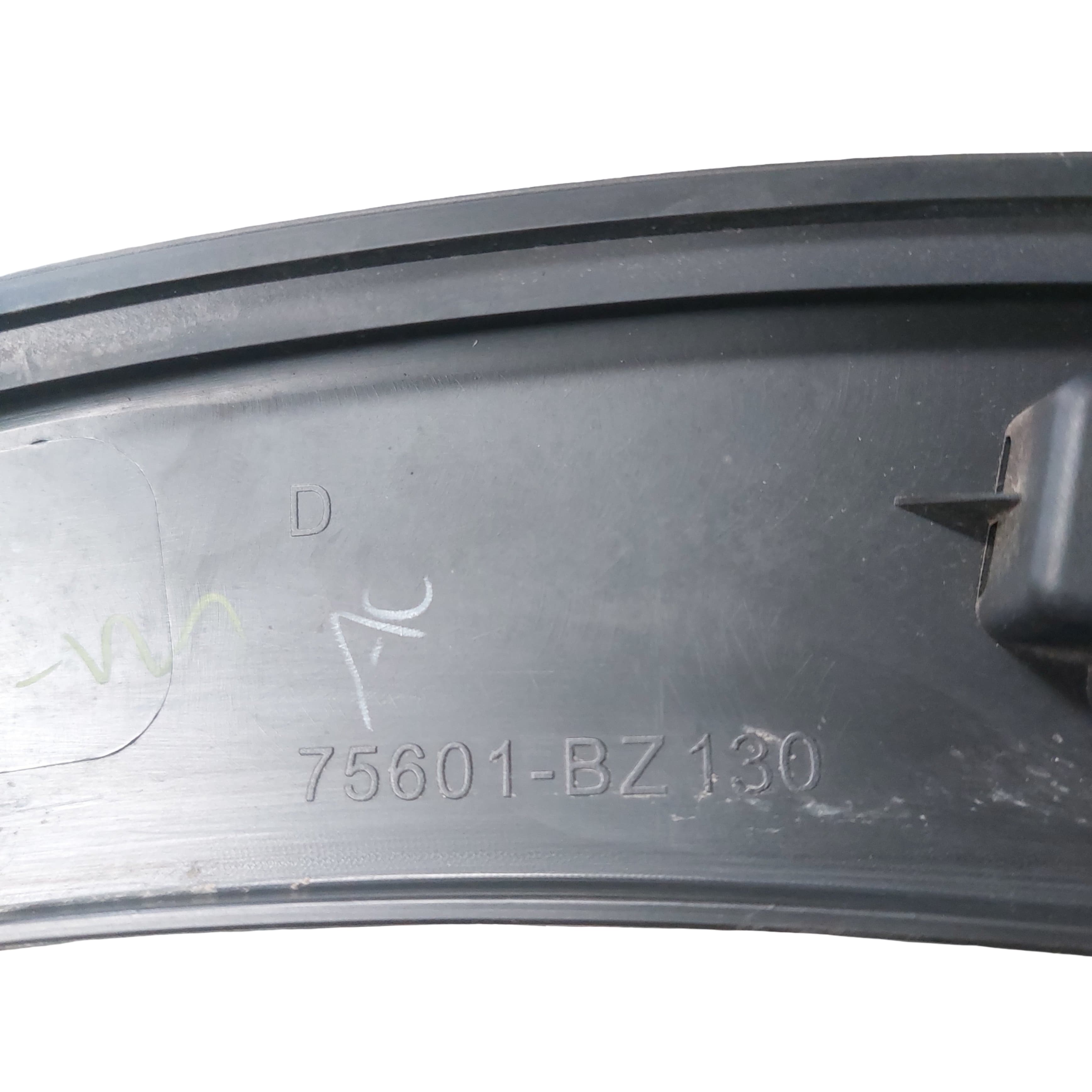 Moldura Guardabarros Delantero Derecho Toyota